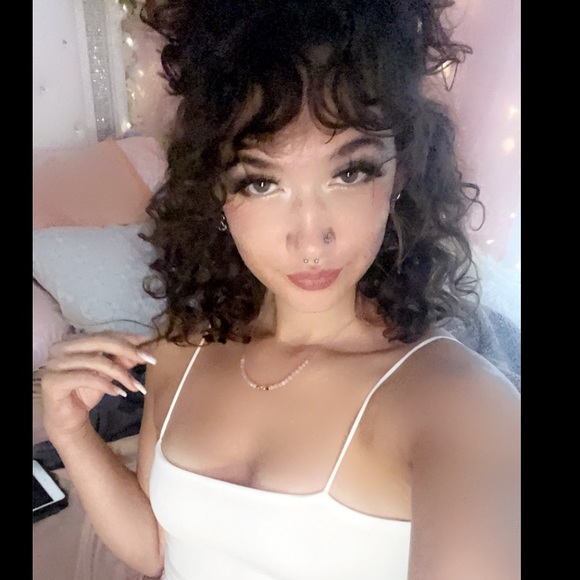 new posher Lyn Lyn - Picture 1 of 2